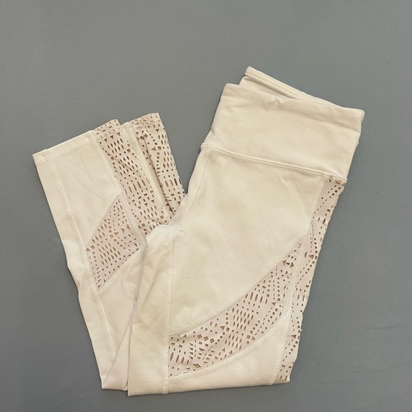 Alo Yoga Charm Capri Leggings - Picture 5 of 8